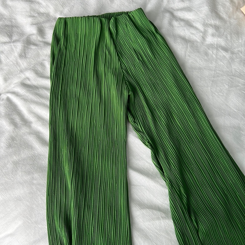 Green plisse Zara pants. NEW. Size S.